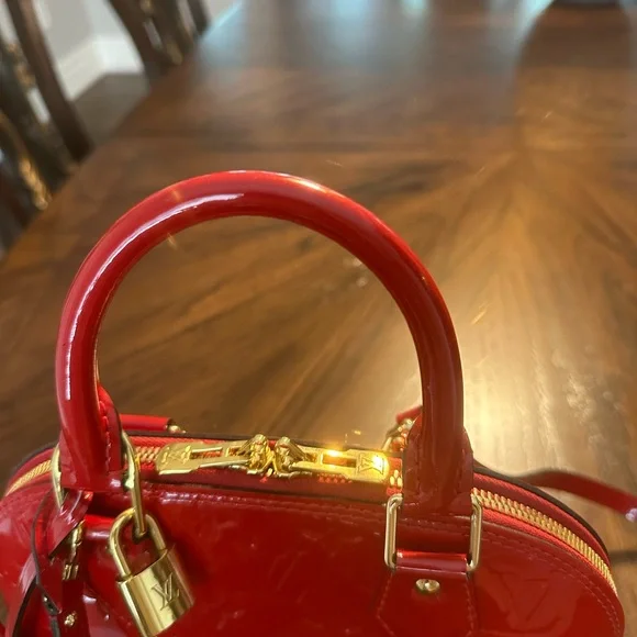 Louis Vuitton Red Vernis Crossbody Bag with Monogram - Picture 11 of 14